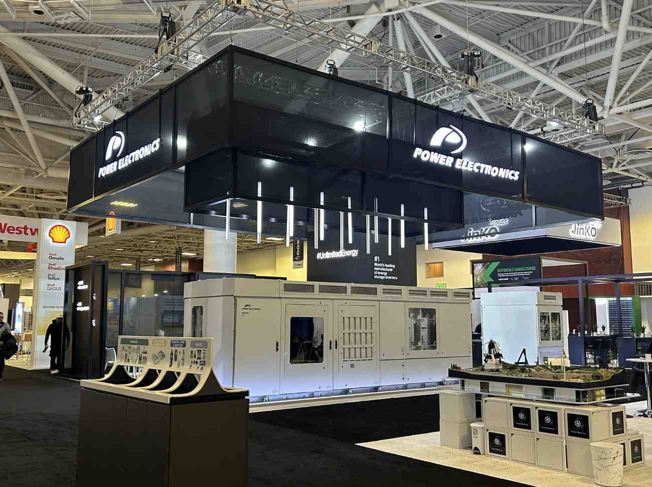 Custom vs modular trade show booth design by exhibition booth fabrication company