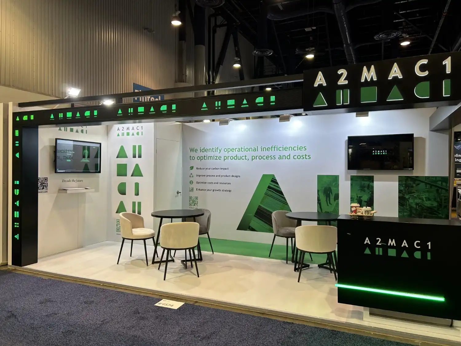 First-time exhibitor discussing exhibition booth design and budgeting with a professional exhibition stand designer.