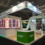 Comparison of custom and modular exhibition stands at a trade show highlighting branding, flexibility, and booth design differences.