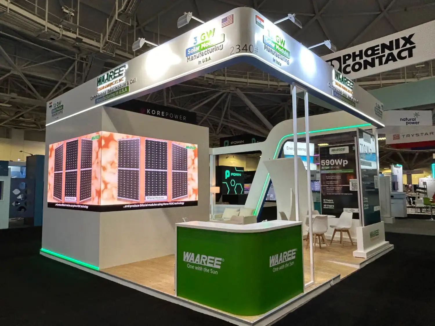 Comparison of custom and modular exhibition stands at a trade show highlighting branding, flexibility, and booth design differences.