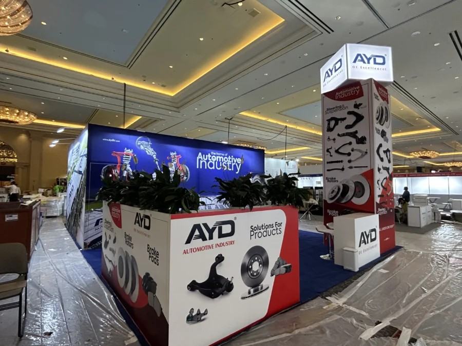 Custom vs modular exhibition booths compared at a modern trade show